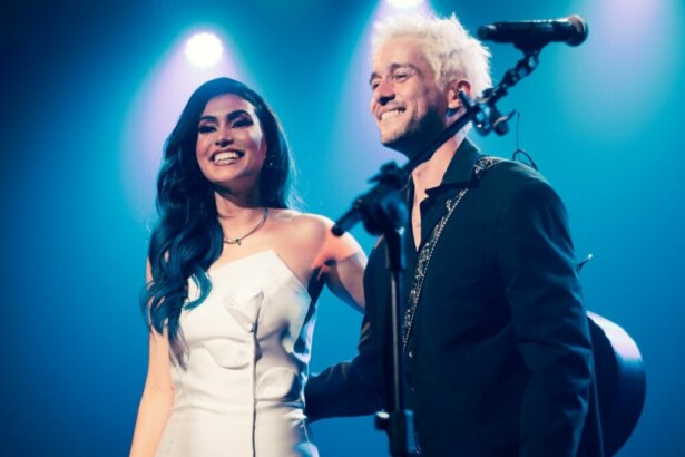 Unna X e Matheus Torres em trecho de show na turnê de Dia dos Namorados