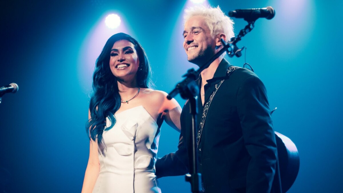 Unna X e Matheus Torres em trecho de show na turnê de Dia dos Namorados