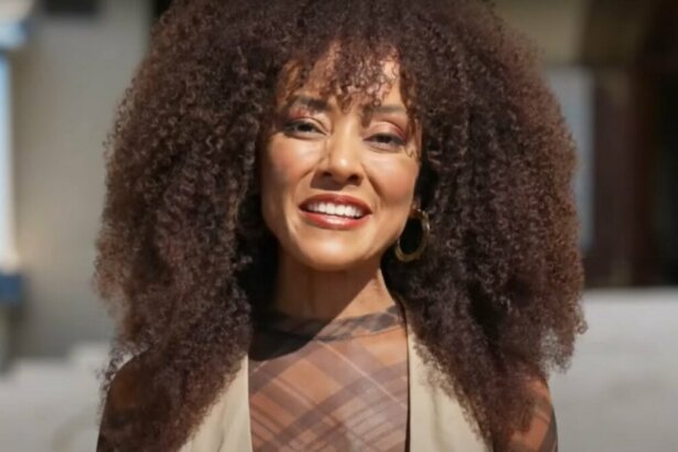 Valéria Almeida sorridente em trecho do Paulistar no bairro de São Miguel Paulista