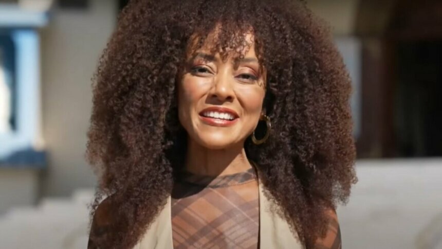 Valéria Almeida sorridente em trecho do Paulistar no bairro de São Miguel Paulista