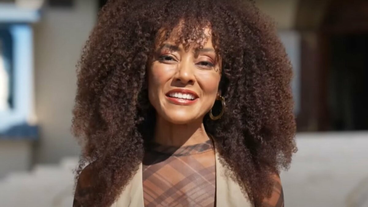 Valéria Almeida sorridente em trecho do Paulistar no bairro de São Miguel Paulista