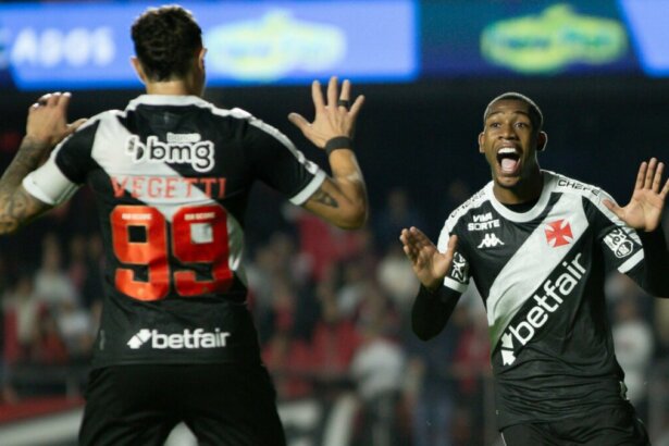 Vegetti e Ryan comemorando gol do Vasco, no jogo do Brasileirão exibido pela Globo