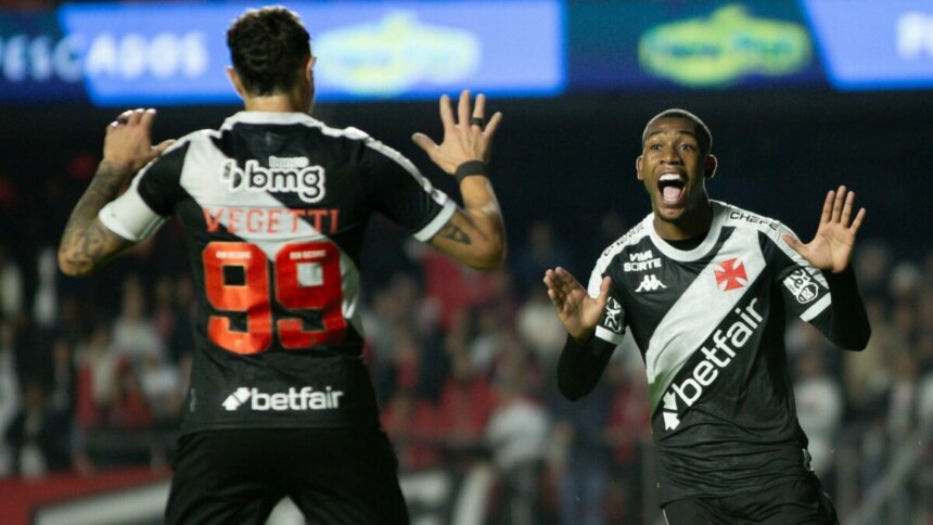 Vegetti e Ryan comemorando gol do Vasco, no jogo do Brasileirão exibido pela Globo