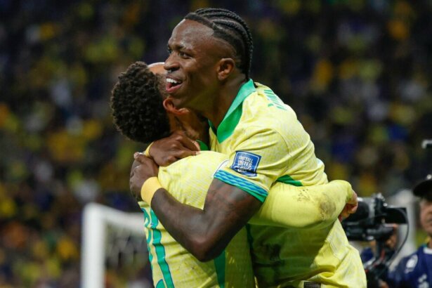 Vini Jr e Matheus Cunha comemorando gol da Seleção Brasil no jogo que valeu a vaga na Copa