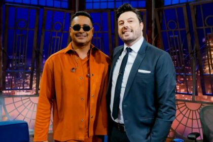 Xanddy e Danilo Gentili em foto posada no cenário do The Noite