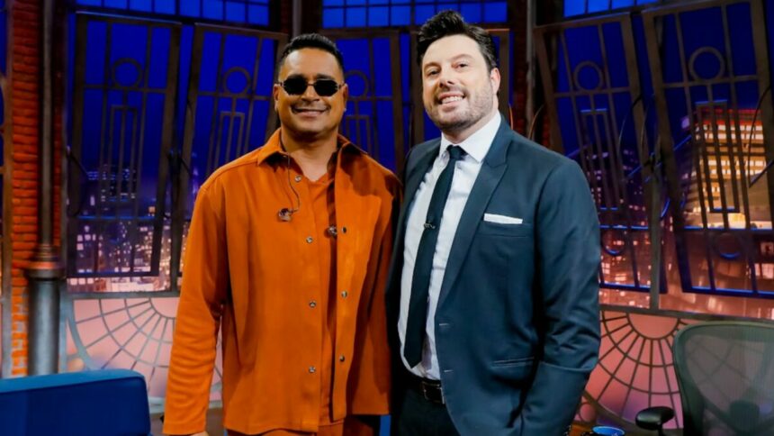 Xanddy e Danilo Gentili em foto posada no cenário do The Noite