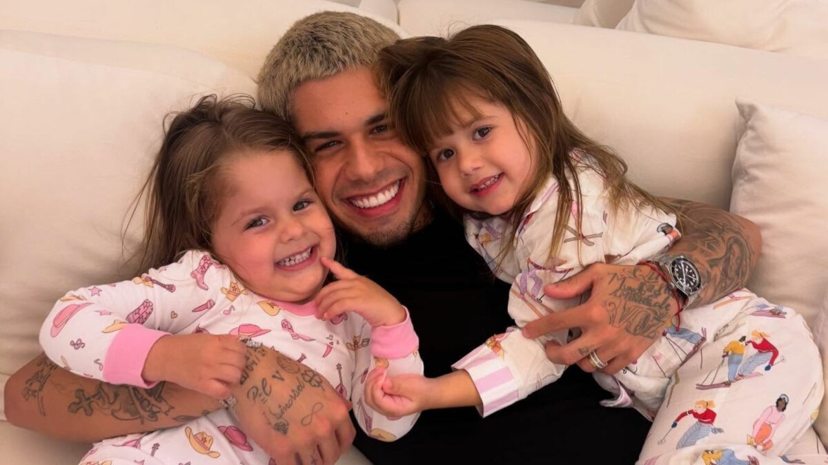 Zé Felipe abraçando as filhas Maria Alice e Maria Flor