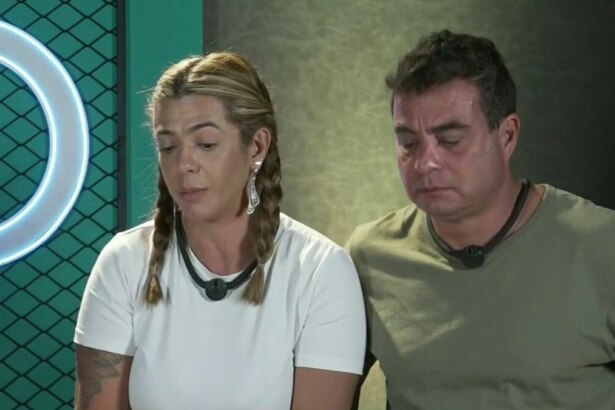 Adriana e Dhomini de cabeça baixa falando mal de Carol e Radamés no depoimento do Power Couple Brasil 7