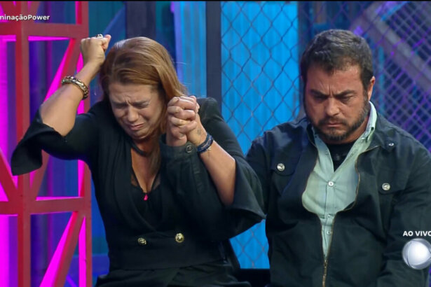 Adriana e Dhomini olhando para baixo assustados no cenário do Power Couple Brasil 7