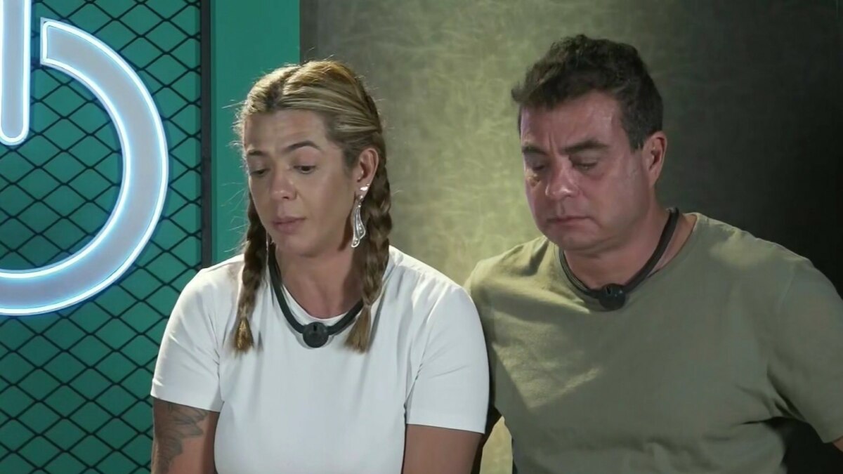 Adriana e Dhomini de cabeça baixa falando mal de Carol e Radamés no depoimento do Power Couple Brasil 7