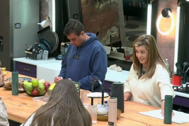 Dhomini de cabeça baixa e Adriana olhando para Nat e Eike falando de Ana Paula na cozinha do Power Couple Brasil 7