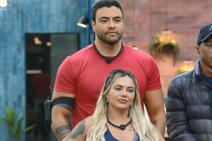 Antony por trás de Ana Paula na sala do Power Couple Brasil 7. eles estão com semblante sério após disputa na 6ª Prova dos Homens
