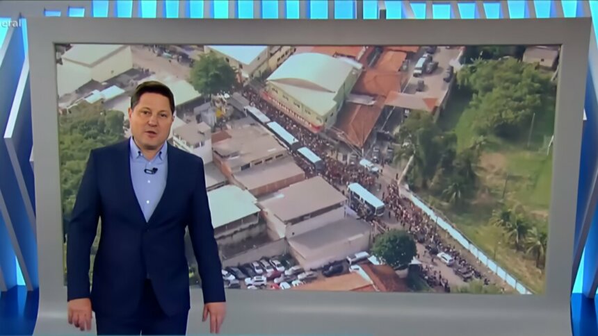Eleandro Passaia em frente ao telão do Balanço Geral que mostra soltura do MC Poze do Rodo
