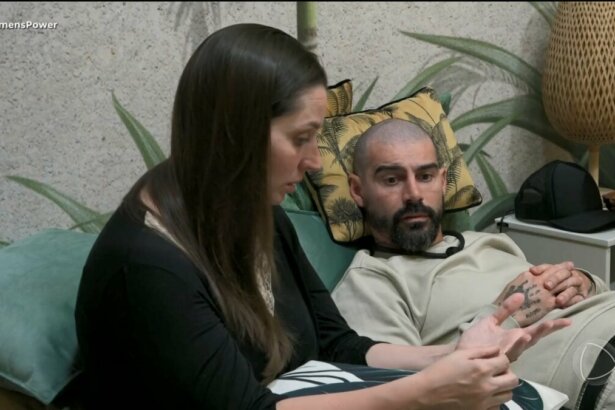 Carol conta nos dedos as suas prioridades ao falar de Eike para Radamés no quarto do Power Couple Brasil 7