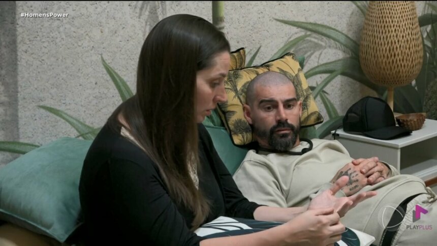 Carol conta nos dedos as suas prioridades ao falar de Eike para Radamés no quarto do Power Couple Brasil 7