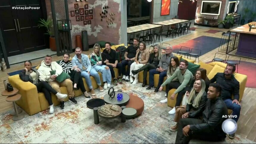 Casais sentados na sala da mansão do Power Couple Brasil 7 esperando o resultado da Prova dos Casais