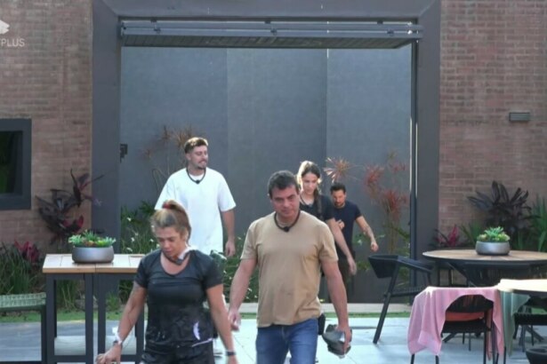 Adriana e Dhomini, Eike e Nat e Tali e Pessina entrando na Mansão do Power Couple Brasil após a 10ª e última Prova das Mulheres