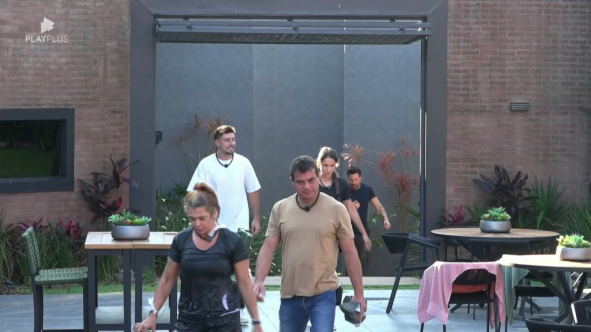Adriana e Dhomini, Eike e Nat e Tali e Pessina entrando na Mansão do Power Couple Brasil após a 10ª e última Prova das Mulheres