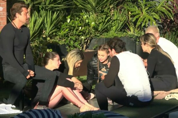 Casais Victor e Rayanne, Carol e Radamés, Tali e Rafa e Cris e Kadu tomam banho de sol na beira da piscina ainda com a roupa da nona Prova dos Casais