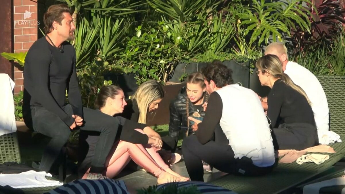 Casais Victor e Rayanne, Carol e Radamés, Tali e Rafa e Cris e Kadu tomam banho de sol na beira da piscina ainda com a roupa da nona Prova dos Casais