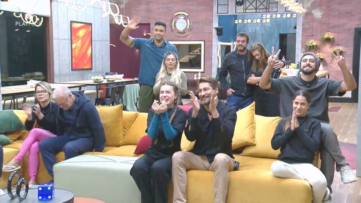 Casais batem palmas e fazem coração na sala do Power Couple Brasil ao descobrir quem venceu a Prova das Mulheres do Power Couple Brasil 7