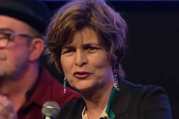 Cristianne Fridman segura microfone ao lado do diretor Foguinho na coletiva de imprensa da novela Amor Sem Igual