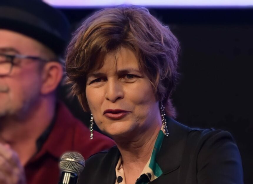 Cristianne Fridman segura microfone ao lado do diretor Foguinho na coletiva de imprensa da novela Amor Sem Igual