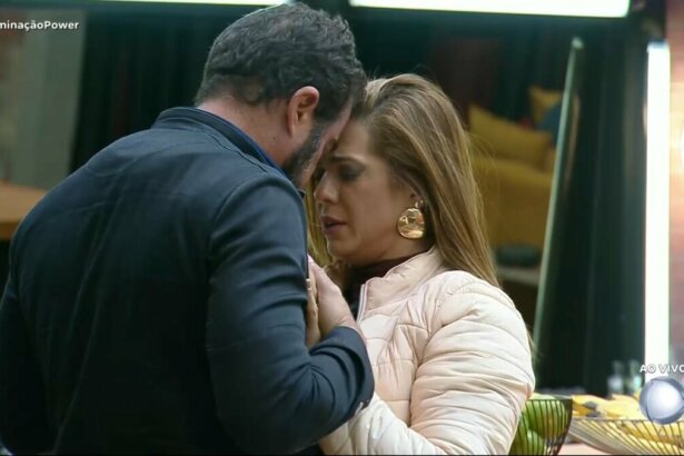 Adriana e Dhomini emocionados na cozinha do Power Couple Brasil e chorando após volta da DR