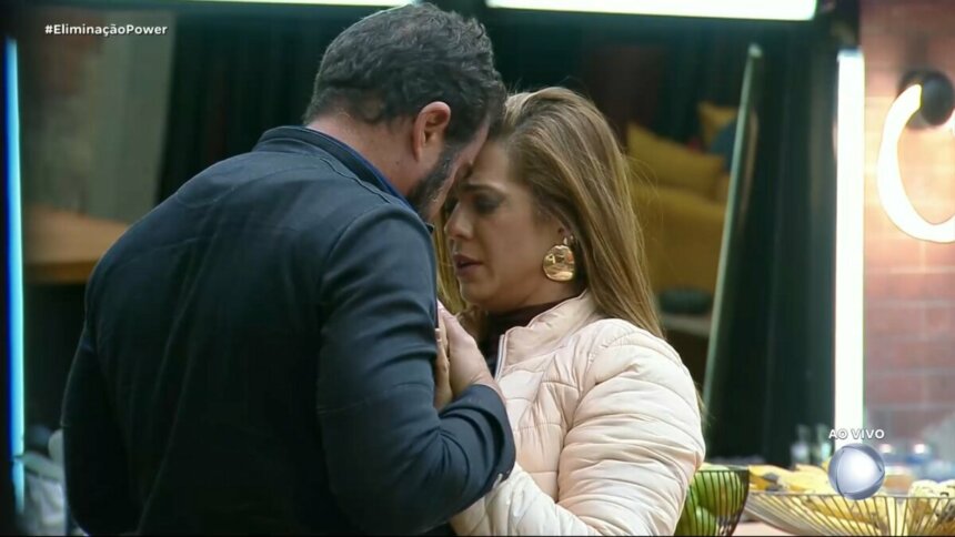 Adriana e Dhomini emocionados na cozinha do Power Couple Brasil e chorando após volta da DR