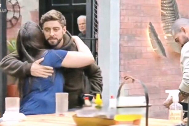 Carol recebe abraço de Eike na cozinha do Power Couple Brasil 7