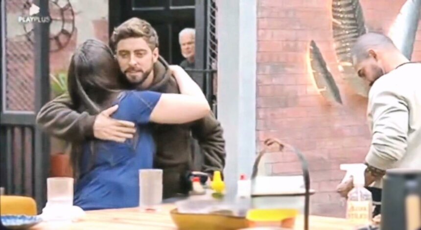 Carol recebe abraço de Eike na cozinha do Power Couple Brasil 7