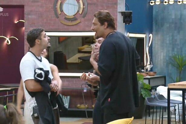 Eike e Nat em frente a Victor e Rayanne. Eles brigam feio no meio da cozinha do Power Couple Brasil 7