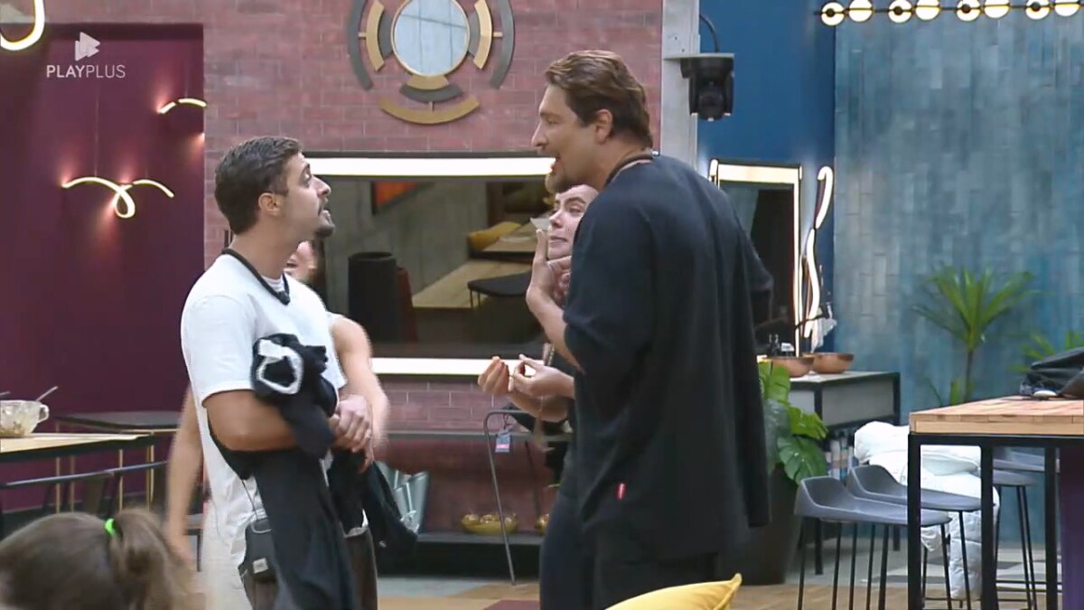 Eike e Nat em frente a Victor e Rayanne. Eles brigam feio no meio da cozinha do Power Couple Brasil 7