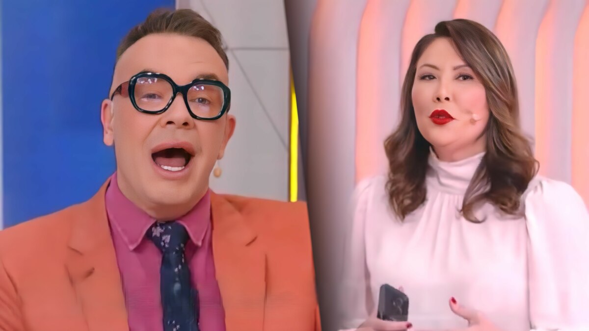 Felipeh Campos de terno laranja com a boca aberta discutindo com a delegada Raquel Gallinati que está em pé no cenário do Alô, Você