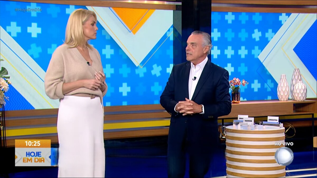 Ana Hickmann em pé ao lado do Dr. Antônio Sproesser no estúdio do Hoje em Dia