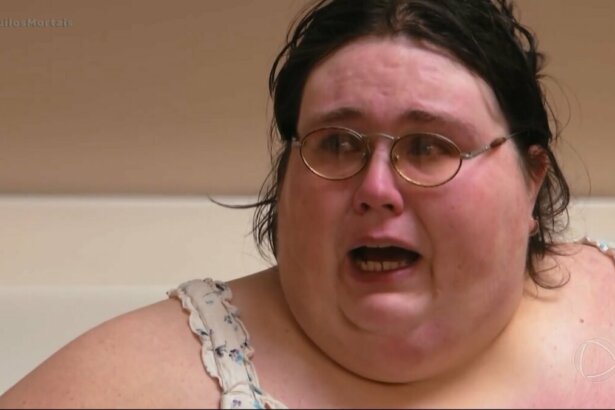 Jeanne chorando em cena do programa Quilos Mortais. Ela está extremamente obesa com vestido de alça