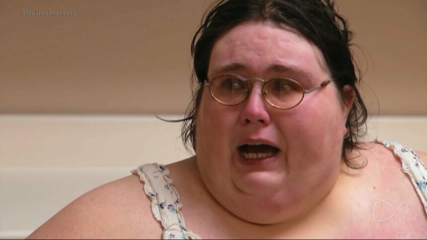 Jeanne chorando em cena do programa Quilos Mortais. Ela está extremamente obesa com vestido de alça