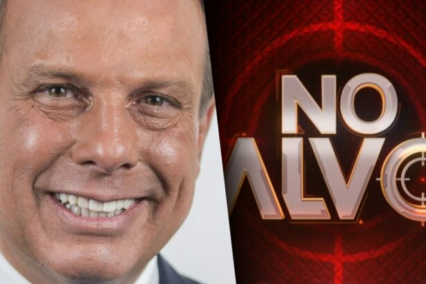 João Doria sorridente e usando terno. Ao lado, o logo do programa No Alvo do SBT