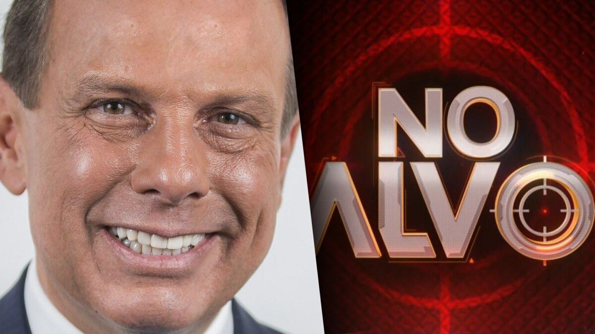 João Doria sorridente e usando terno. Ao lado, o logo do programa No Alvo do SBT