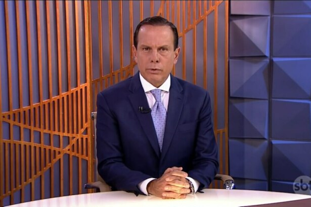 João Doria sentado na bancada concedendo entrevista ao Poder em Foco do SBT