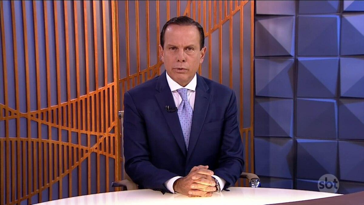 João Doria sentado na bancada concedendo entrevista ao Poder em Foco do SBT