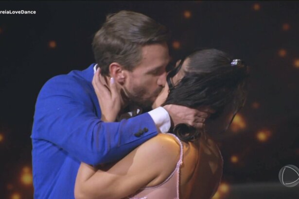 Guilherme dá um beijo na boca de Erika no palco do Love & Dance