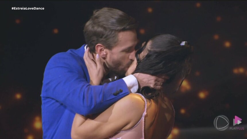 Guilherme dá um beijo na boca de Erika no palco do Love & Dance