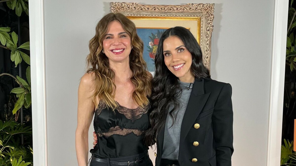Luciana Gimenez abraça Daniela Albuquerque nos bastidores do Sensacional da RedeTV!