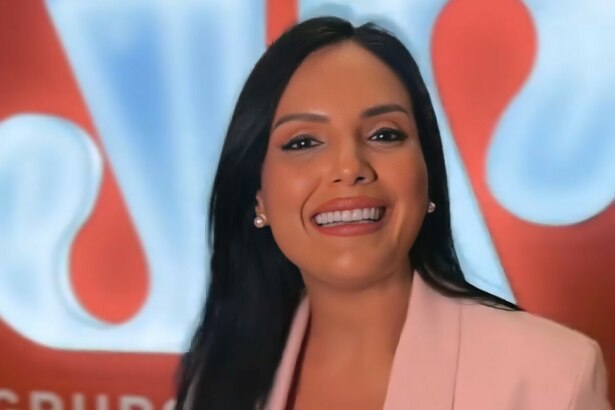 Márcia Dantas sorrindo em frente ao logo da Jovem Pan