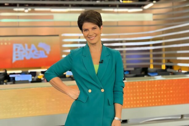 Mariana Godoy em foto posada no estúdio de jornalismo da RECORD
