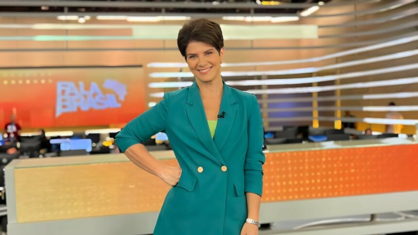 Mariana Godoy em foto posada no estúdio de jornalismo da RECORD