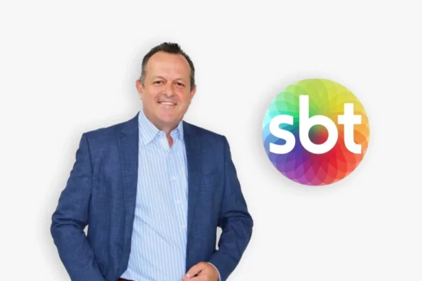 Mauro Lissoni ao lado do logo do SBT