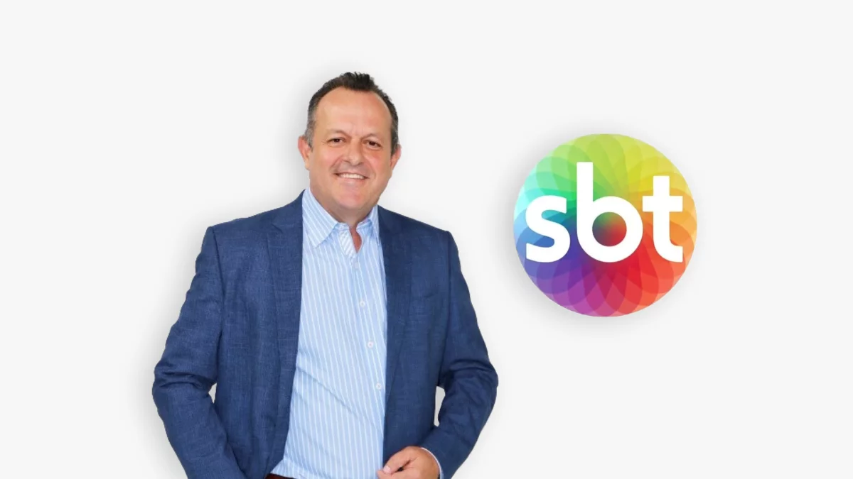 Mauro Lissoni ao lado do logo do SBT