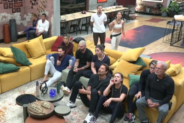 Casais sentados no sofá da mansão do Power Couple Brasil 7 ouvindo o resultado da nona Prova das Mulheres